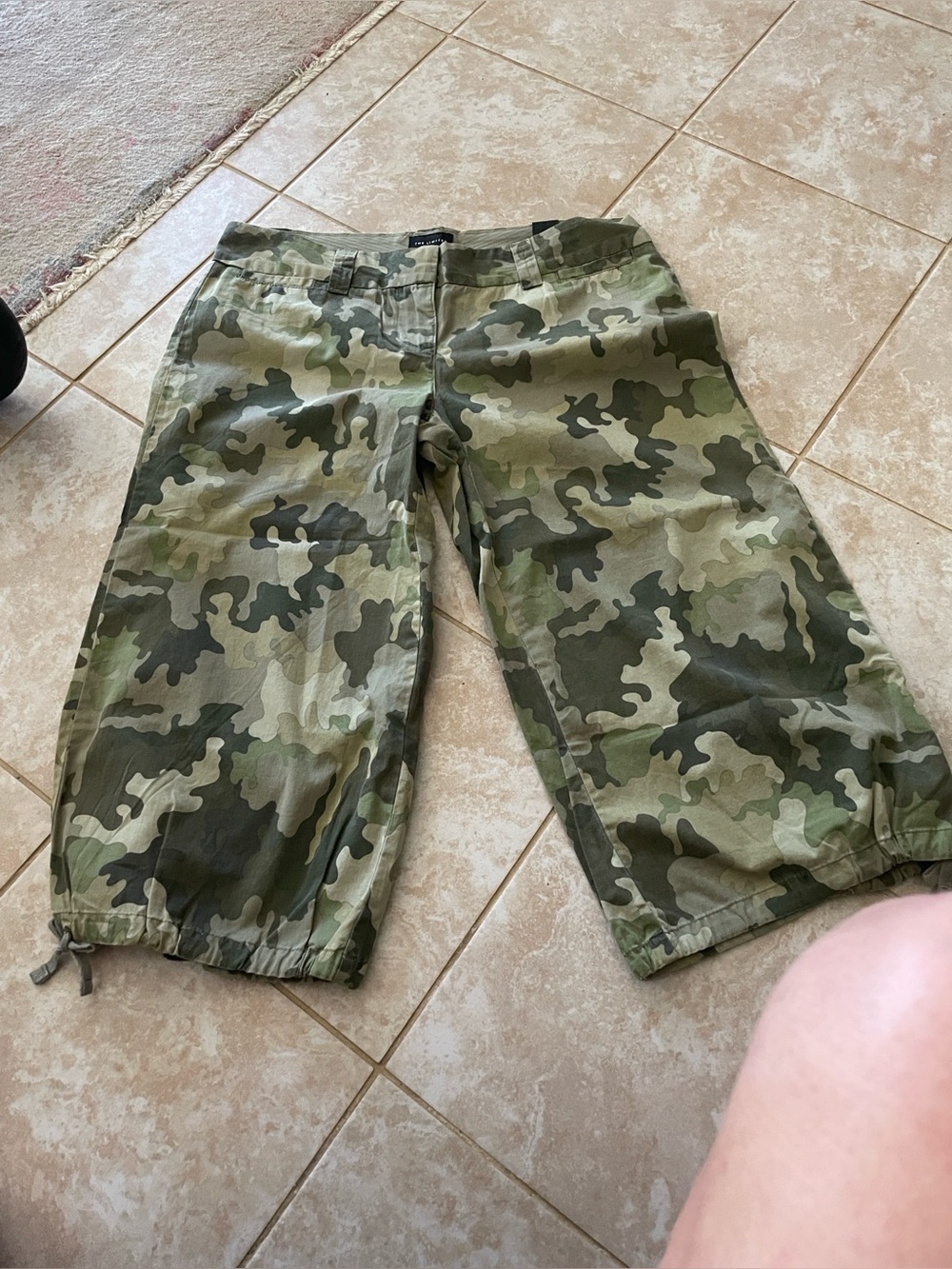 LOFT Women's Camouflage Cargo Shorts - Olive Tan